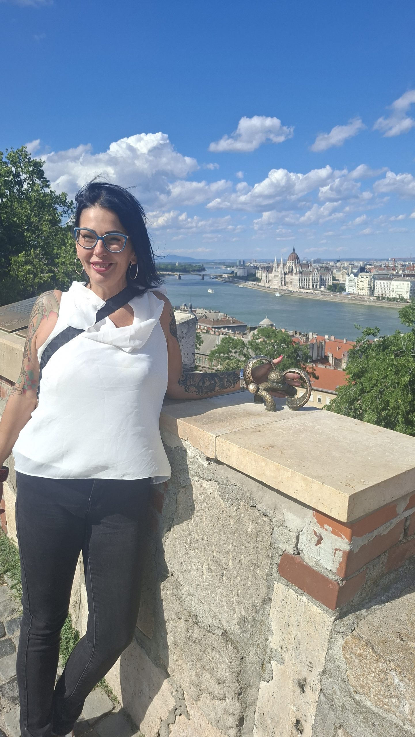 Mary Carry with a Kolodko mini statue and the Budapest Parliament